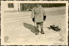 Tadeusz Dąbrowski na terenie majątku Moniaki podczas zabaw na śniegu