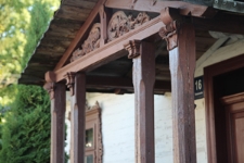 Ganek domu drewnianego przy ulicy Tomaszowskiej 16 w Krasnobrodzie