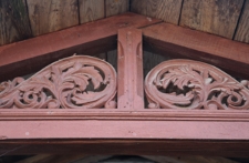 Szczyt ganku domu drewnianego przy ulicy Tomaszowskiej 16 w Krasnobrodzie