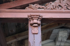 Detal snycerski podpory ganku domu przy ulicy Tomaszowskiej 16 w Krasnobrodzie