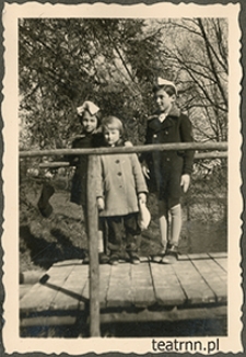 Zofia i Krzysztof Dąbrowscy oraz Stefan Olszowski na mostku w Moniakach