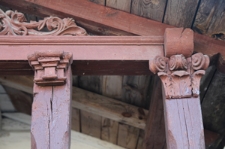 Detal snycerski ganku domu drewnianego przy ulicy Tomaszowskiej 16 w Krasnobrodzie