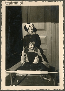 Zofia i Tadeusz Dąbrowscy oraz Andrzej Olszowski przy stoliku z zabawkami w majątku Moniaki