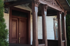 Ganek domu drewnianego przy ulicy Tomaszowskiej 16 w Krasnobrodzie