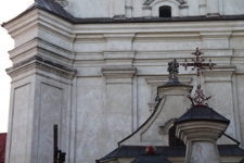 Fragment fasady kościoła pw. Nawiedzenia NMP przy ulicy Tomaszowskiej w Krasnobrodzie (1690-1698)