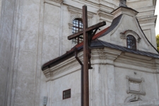 Fragment fasady kościoła pw. Nawiedzenia NMP przy ulicy Tomaszowskiej w Krasnobrodzie (1690-1698)