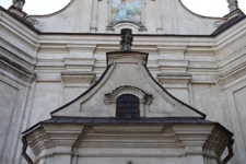 Fragment fasady kościoła p.w. Nawiedzenia NMP przy ulicy Tomaszowskiej w Krasnobrodzie (1690-1698)