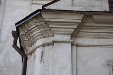 Fragment fasady kościoła p.w. Nawiedzenia NMP przy ulicy Tomaszowskiej w Krasnobrodzie (1690-1698)