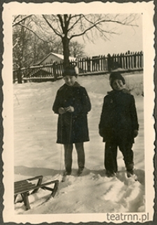 Zofia i Krzysztof Dąbrowscy na sankach w majątku Moniaki