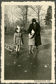 Zofia Olszowska z synami: Andrzejem i Stefanem na zamarzniętej sadzawce w majątku Moniaki