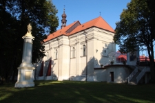 Kościół p.w. Nawiedzenia NMP przy ulicy Tomaszowskiej w Krasnobrodzie (1690-1698) widziany od strony południowo-zachodniej