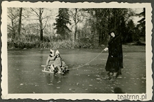 Zofia Olszowska wiezie na sankach syn&oacute;w Andrzeja i Stefana po zamarzniętej sadzawce w majątku Moniaki