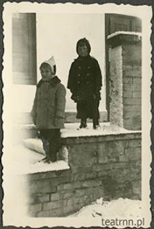 Andrzej Olszowski i Tadeusz Dąbrowski zimą na ganku dworu w majątku Moniaki