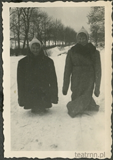 Stefan i Andrzej Olszowscy zimą, przebrani w kożuchy dorosłych