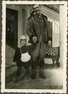 Jerzy Zieliński i Wanda Lutosławska na ganku dworu w majątku Moniaki
