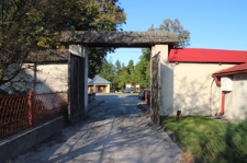 Wejście na dziedziniec klasztorny, widok od strony dziedzińca