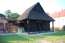 Drewniany spichlerz (1795) na dziedzińcu klasztoru o. o. dominikan&oacute;w przy ulicy Tomaszowskiej w Krasnobrodzie