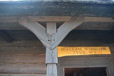 Element konstrukcyjny drewnianego spichlerza na dziedzińcu klasztoru o.o. Dominikan&oacute;w przy ulicy Tomaszowskiej w Krasnobrodzie