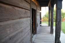 Drewniany spichlerz na dziedzińcu klasztoru o.o. Dominikan&oacute;w przy ulicy Tomaszowskiej w Krasnobrodzie