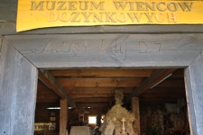 Inskrypcja na futrynie drewnianego spichlerza na dziedzińcu klasztoru o.o. Dominikan&oacute;w przy ulicy Tomaszowskiej w Krasnobrodzie