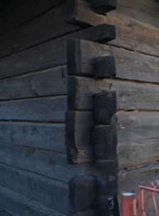 Węgieł drewnianego spichlerza na dziedzińcu klasztoru o.o. Dominikan&oacute;w przy ulicy Tomaszowskiej w Krasnobrodzie