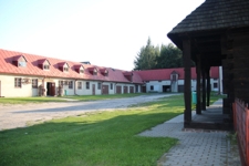 Dziedziniec klasztoru o. o. dominikan&oacute;w przy ulicy Tomaszowskiej w Krasnobrodzie