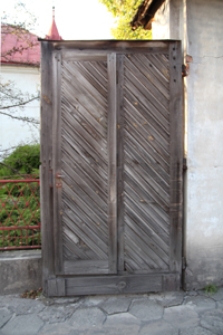 Skrzydło wr&oacute;t wejściowych na dziedziniec klasztoru o. o. dominikan&oacute;w przy ulicy Tomaszowskiej w Krasnobrodzie