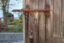 Zamknięcie wr&oacute;t wejściowych na dziedziniec klasztoru o. o. dominikan&oacute;w przy ulicy Tomaszowskiej w Krasnobrodzie