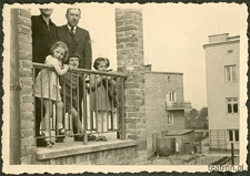 Hanna i Tadeusz Dąbrowscy z dziećmi: Zofią i Krzysztofem oraz Krystyną Reichenberg na balkonie mieszkania przy ulicy Lisa-Kuli 11 w Lublinie