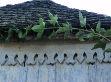 Dekoracja snycerska kiosku przy ulicy Tomaszowskiej 34 w Krasnobrodzie