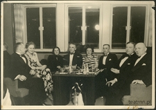 Tadeusz Dąbrowski w towarzystwie na przyjęciu