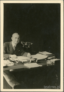 Henryk Dąbrowski, starszy brat Tadeusza Dąbrowskiego za biurkiem - jako kierownik Banku Gospodarki Krajowej