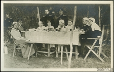 Henryk Dąbrowski w otoczeniu żołnierzy i pielęgniarek szpitala wojskowego w Moskwie w czasie I wojny światowej