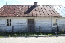 Elewacja frontowa domu drewnianego przy ulicy Jurydyka 18 w Tyszowcach