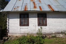 Frontowa ściana domu drewnianego przy Placu Konfederacji 1(?) w Tyszowcach