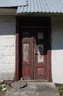 Drzwi domu drewnianego przy Placu Konfederacji 1(?) w Tyszowcach