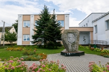 Plac Komsomolski w Stolinie, herb miasta, w tle dom żydowski