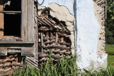 Struktura ściany domu drewnianego przy ulicy Średniej 35 w Tyszowcach