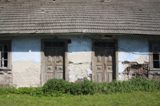 Przednia elewacja domu drewnianego przy ulicy Średniej 35 w Tyszowcach