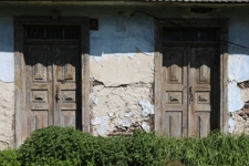 Drzwi w elewacji frontowej domu drewnianego przy ulicy Średniej 35 w Tyszowcach