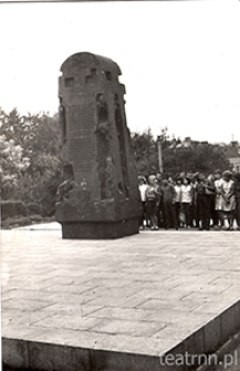Spotkanie młodzieży z TSKŻ Białystok i TSKŻ Lublin przy pomniku "Ofiar Getta"
