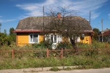 Dom drewniany przy skrzyżowaniu ulicy 3 Maja i Małej w Tyszowcach