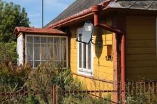 Ganek domu drewnianego przy skrzyżowaniu ulicy 3 Maja i Małej w Tyszowcach