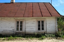 Elewacja frontowa drewnianego domu przy ulicy 3 Maja 59 w Tyszowcach