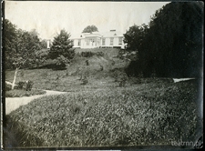 Majątek Łubki koło Wojciechowa - widok z dystansu na wzg&oacute;rze z dworem