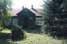 Frontowa elewacja domu drewnianego przy ulicy Kościelnej 38 w Tyszowcach