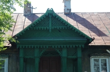 Szczyt ganku domu drewnianego przy ulicy Kościelnej 38 w Tyszowcach