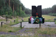 Uroczysko Stasiono koło Stolina, pomnik upamiętniający 8000 Żydów zamordowanych 11 listopada 1942 roku