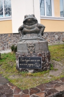 Pomnik w Dubnie przedstawiający żabę