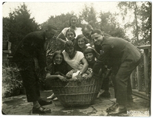 Cztery panny Zembrzuskie i dwie panny Kochanowskie w majątku Moniaki